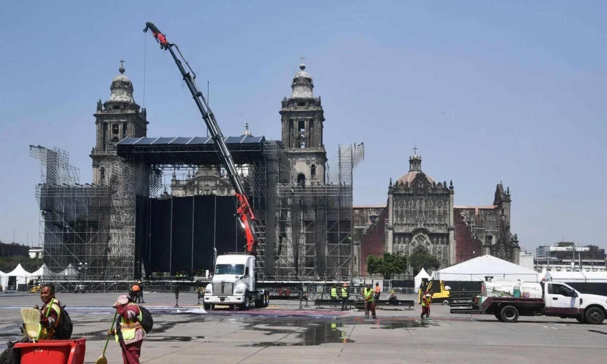 Durante el concierto de Shakira en el Zócalo autoridades pidieron identificar rutas de evacuación y las 11 carpas de Locatel que instalarán.