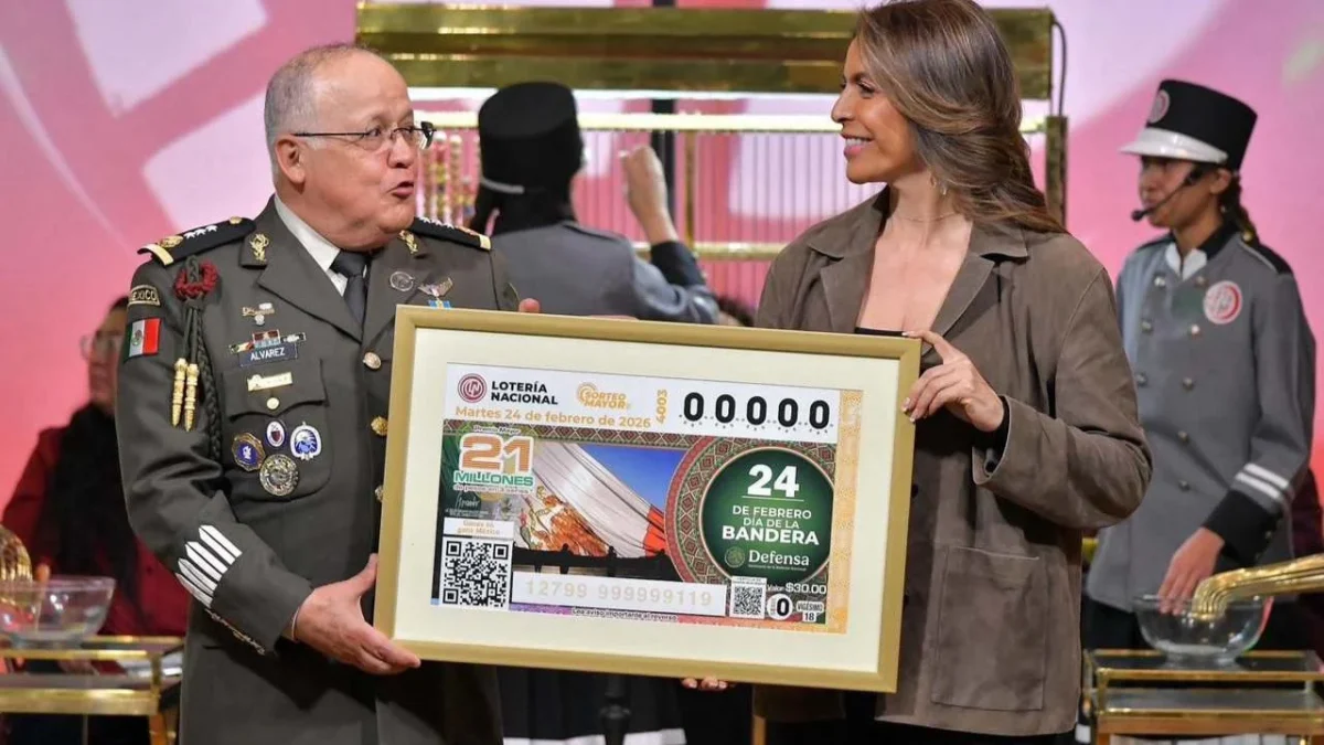 La Lotería Nacional y la Secretaría de la Defensa Nacional (Sedena) rindieron homenaje a la Bandera Nacional en su día.