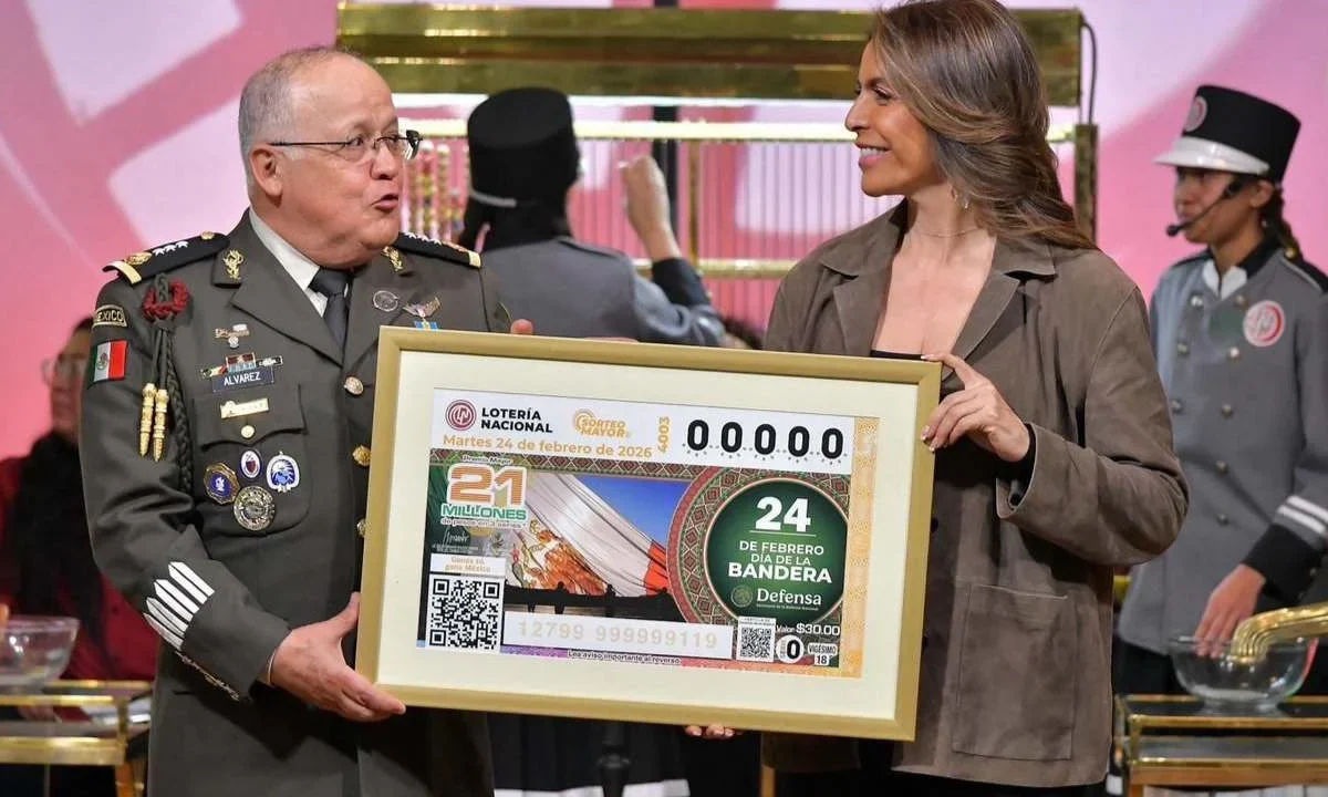 La Lotería Nacional y la Secretaría de la Defensa Nacional (Sedena) rindieron homenaje a la Bandera Nacional en su día.