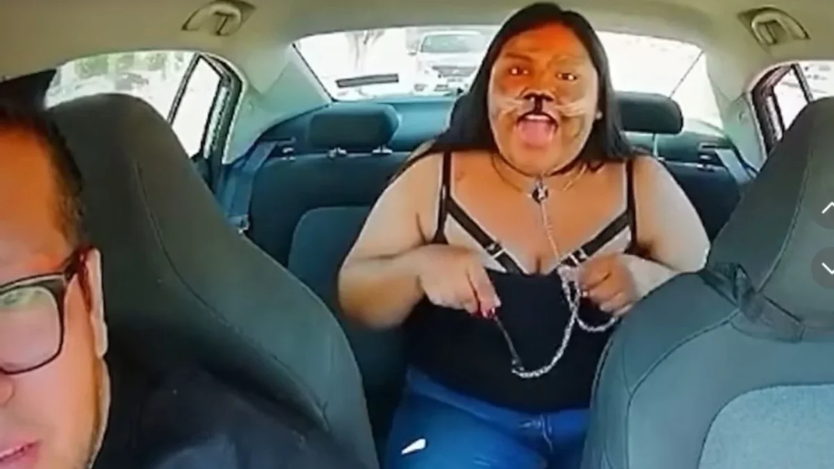 Captura del video viral en el que un conductor de Uber detiene el viaje y pide a una pasajera descender del vehículo tras identificarse como “galgo español” durante el trayecto.