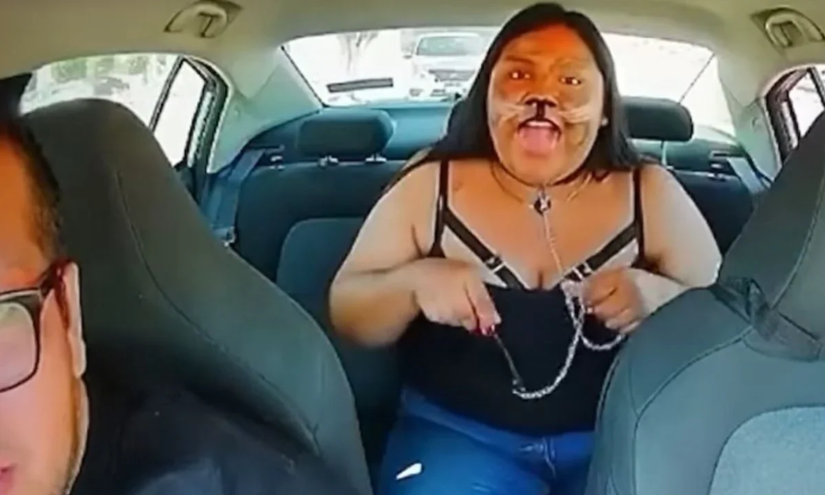Captura del video viral en el que un conductor de Uber detiene el viaje y pide a una pasajera descender del vehículo tras identificarse como “galgo español” durante el trayecto.
