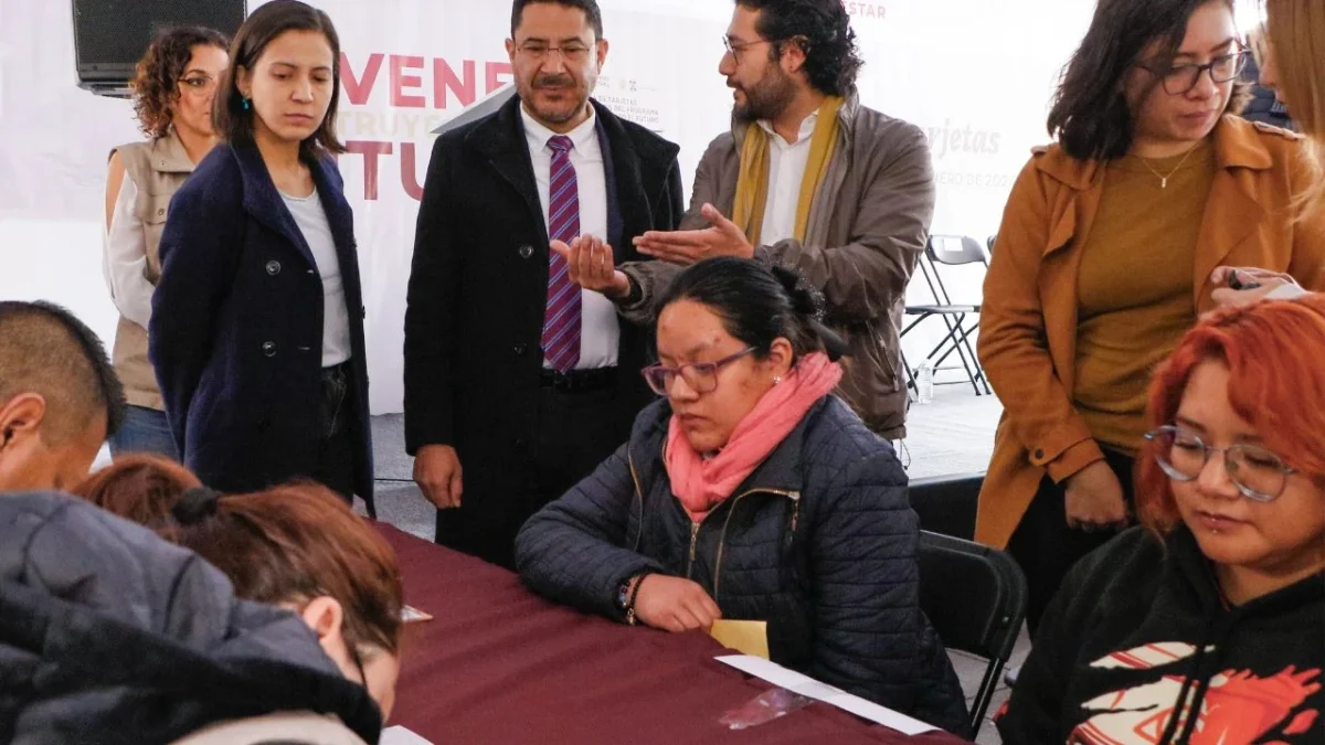 Jóvenes Construyendo el Futuro, esta dirigido a personas de entre 18 y 29 años que no estudian ni trabajan, con el objetivo de capacitarlas en centros de trabajo durante un periodo de hasta 12 meses.