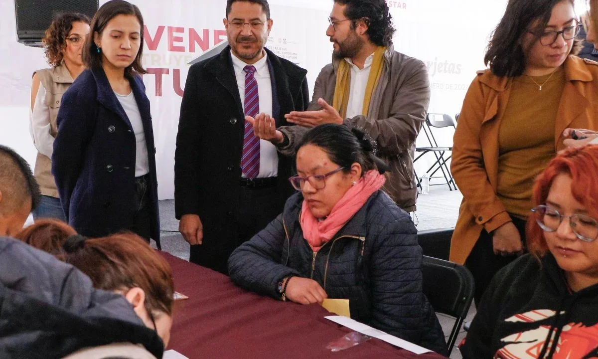 Jóvenes Construyendo el Futuro, esta dirigido a personas de entre 18 y 29 años que no estudian ni trabajan, con el objetivo de capacitarlas en centros de trabajo durante un periodo de hasta 12 meses.
