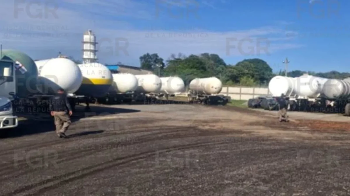 La FGR asegura 149 vehículos y 82 mil litros de hidrocarburo en Veracruz.