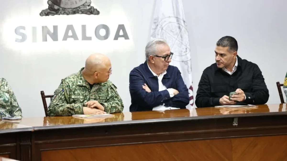 , Omar García Harfuch, y el gobernador Rubén Rocha Moya encabezaron la reunión de la Mesa de Construcción de la Paz en Sinaloa para reforzar la estrategia de seguridad