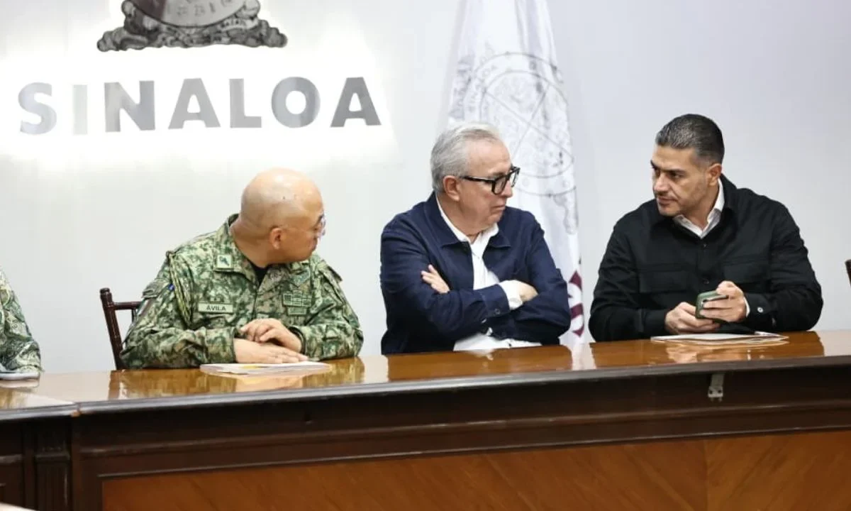 , Omar García Harfuch, y el gobernador Rubén Rocha Moya encabezaron la reunión de la Mesa de Construcción de la Paz en Sinaloa para reforzar la estrategia de seguridad