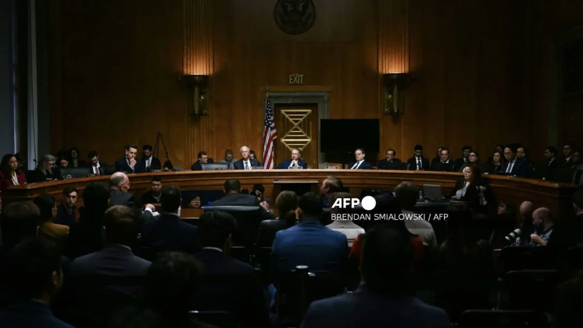 Los miembros del Comité de Seguridad Nacional y Asuntos Gubernamentales del Senado escuchan durante una audiencia de supervisión en medio del escrutinio sobre la aplicación de la ley de inmigración y los recientes desarrollos en Minnesota en el Edificio de Oficinas del Senado de Dirksen en Washington