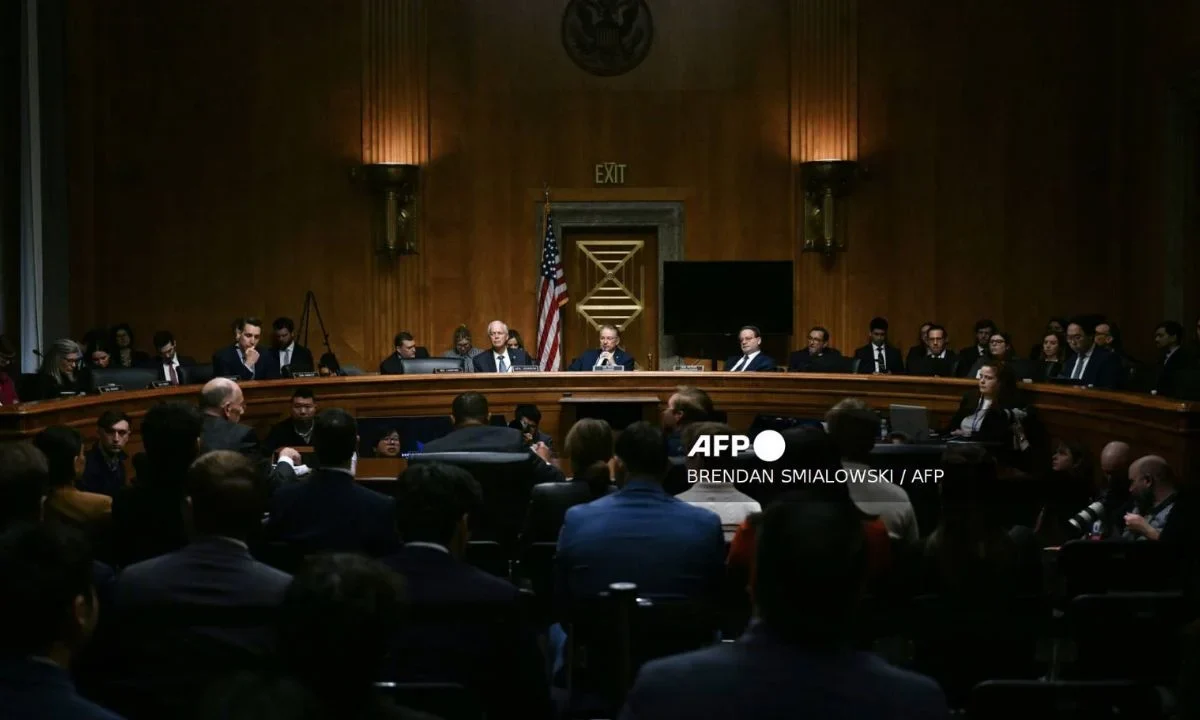 Los miembros del Comité de Seguridad Nacional y Asuntos Gubernamentales del Senado escuchan durante una audiencia de supervisión en medio del escrutinio sobre la aplicación de la ley de inmigración y los recientes desarrollos en Minnesota en el Edificio de Oficinas del Senado de Dirksen en Washington