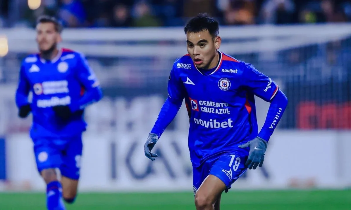 Cruz Azul inició con el pie derecho en la lucha por refrendar su título de la Concacaf Champions Cup, al vencer por goleada al Vancouver FC.