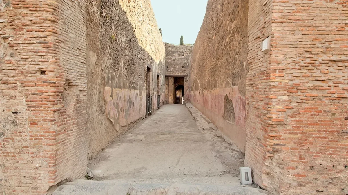 Graffitis conservados en un corredor entre los teatros de Pompeya revelan mensajes cotidianos que ofrecen una nueva mirada a la vida diaria antes de la erupción del Vesubio.