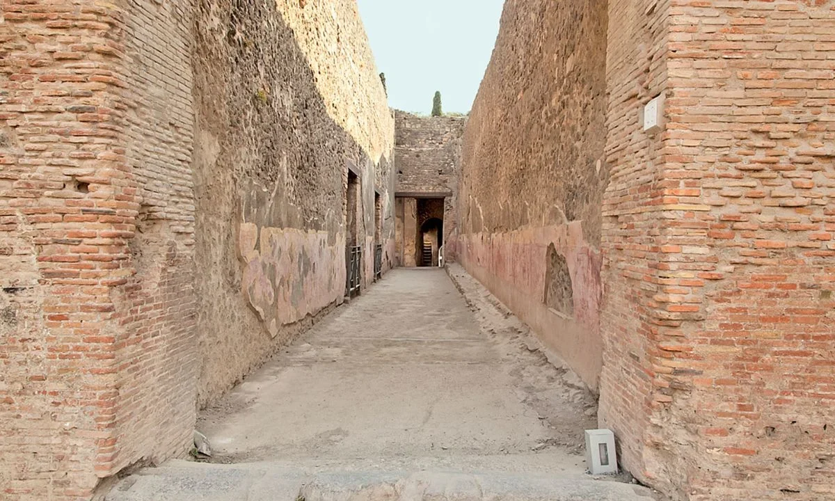 Graffitis conservados en un corredor entre los teatros de Pompeya revelan mensajes cotidianos que ofrecen una nueva mirada a la vida diaria antes de la erupción del Vesubio.