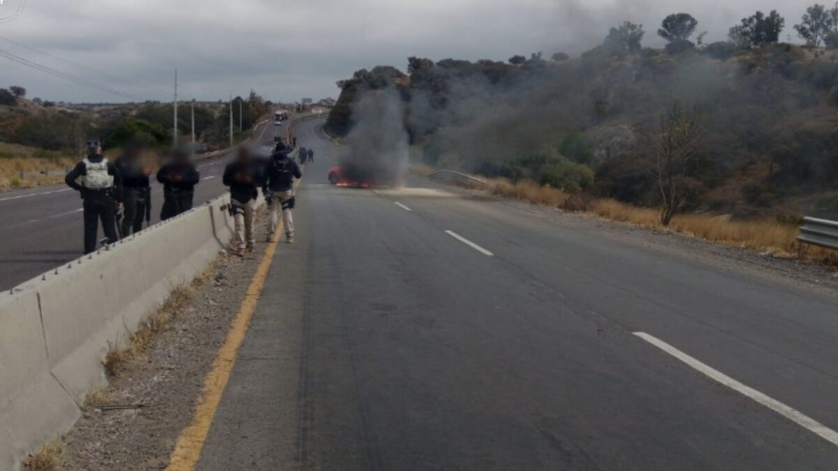La Guardia Nacional (GN) pidió tomar precauciones por un vehículo incendiado en la carretera Toluca-Palmillas.