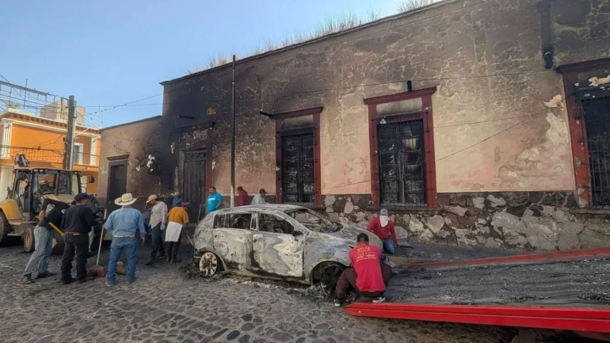 En municipios como Etzatlán, en Jalisco, voluntarios han colaborado en la limpieza de calles y fachadas.