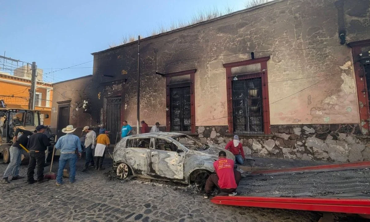 En municipios como Etzatlán, en Jalisco, voluntarios han colaborado en la limpieza de calles y fachadas.