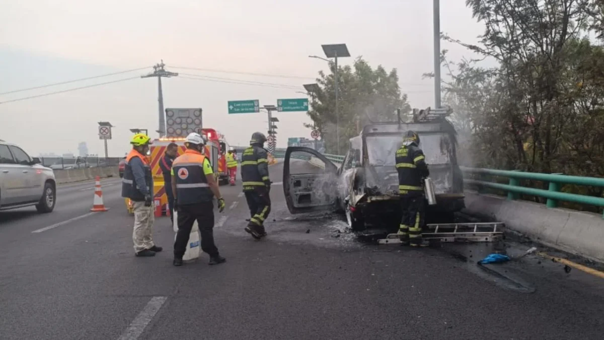 El incendio de la camioneta en el segundo piso del Periférico generó carga vehícular por el humo y las maniobras de los equipos de emergencia.