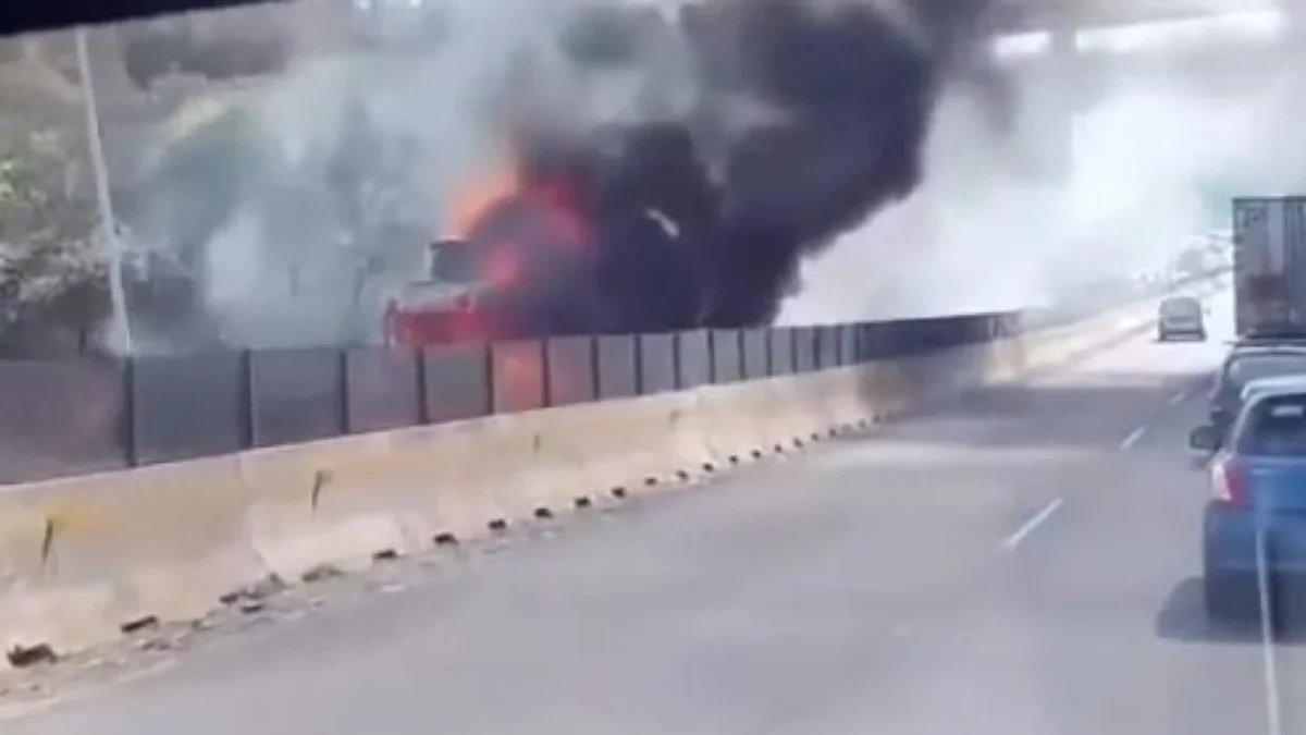 El incendio de un tráiler en la autopista Chamapa-Lechería causó cierre total de la circulación y provocó un fuerte congestionamiento vial.