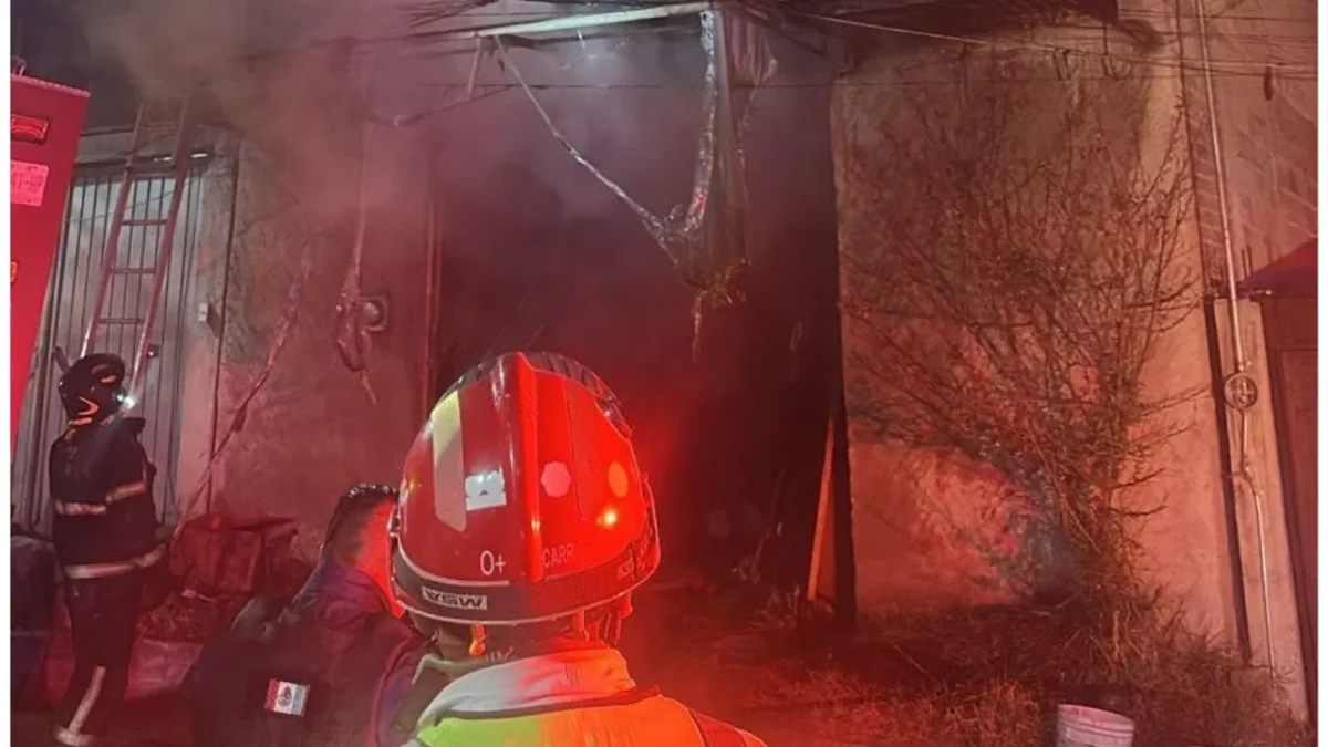 Elementos de emergencia laboraron en el cruce de Pino y Piedra Tronada, en la colonia 2 de Octubre, alcaldía Tlalpan, tras el incendio de una vivienda de planta baja y tres niveles que dejó cuatro personas sin vida.