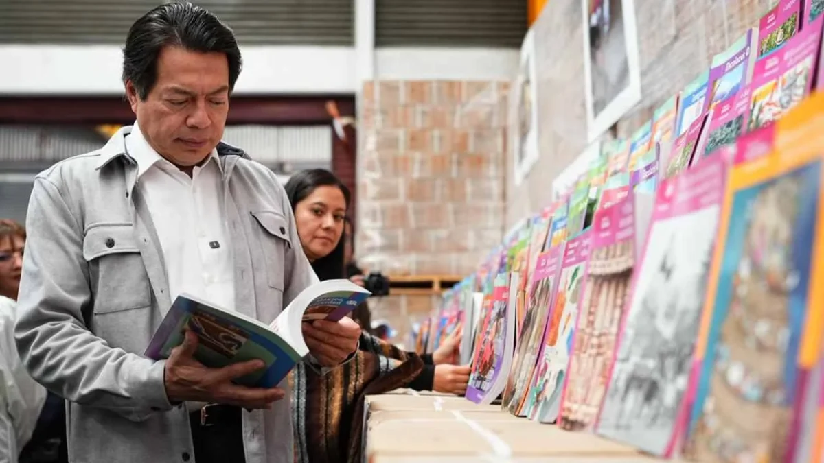 Mario Delgado durante el inicio de la distribución de 153.4 millones de libros de texto para ciclo escolar 2026-2027.
