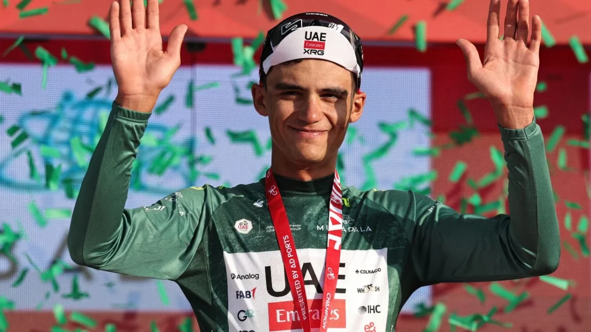 Isaac del Toro celebra su victoria en la cima del Jebel Hafeet tras ganar la sexta etapa del Tour UAE y asumir el liderato de la competencia.
