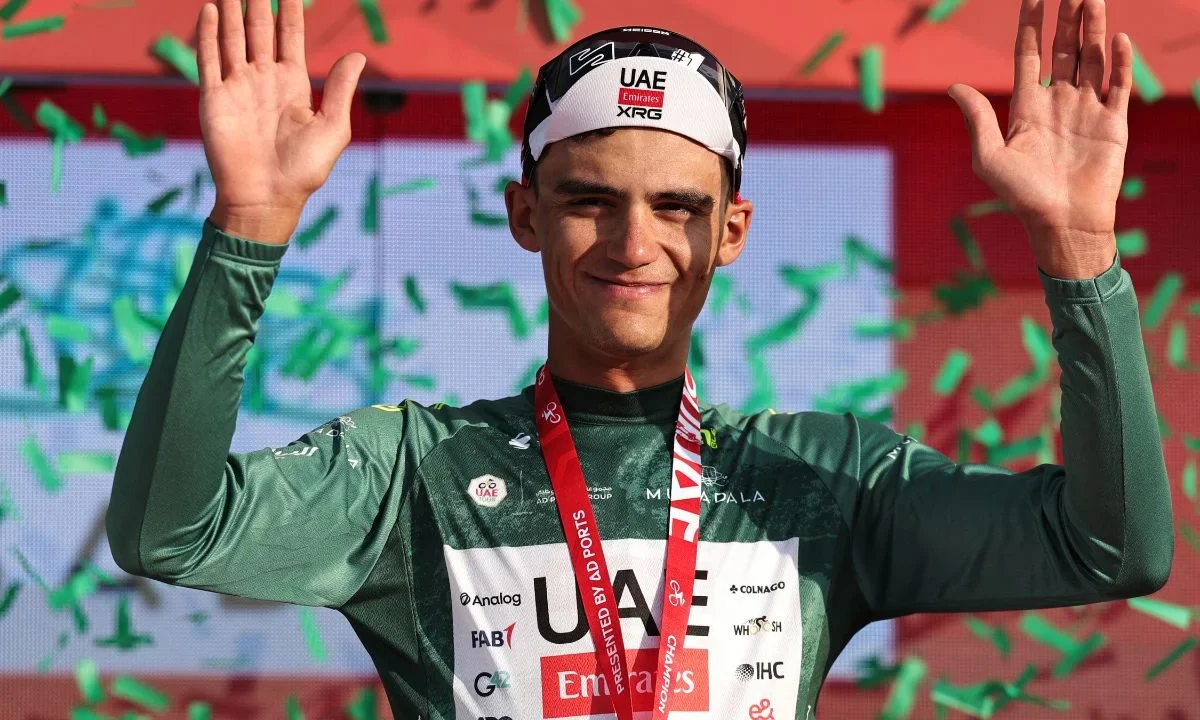 Isaac del Toro celebra su victoria en la cima del Jebel Hafeet tras ganar la sexta etapa del Tour UAE y asumir el liderato de la competencia.