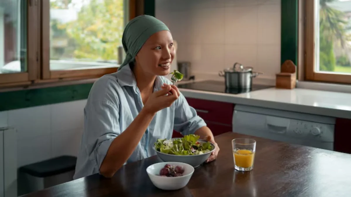 El ISSSTE destacó que una alimentación rica en fibra, frutas y verduras, y baja en grasas saturadas, puede contribuir a reducir el riesgo de desarrollar cáncer.