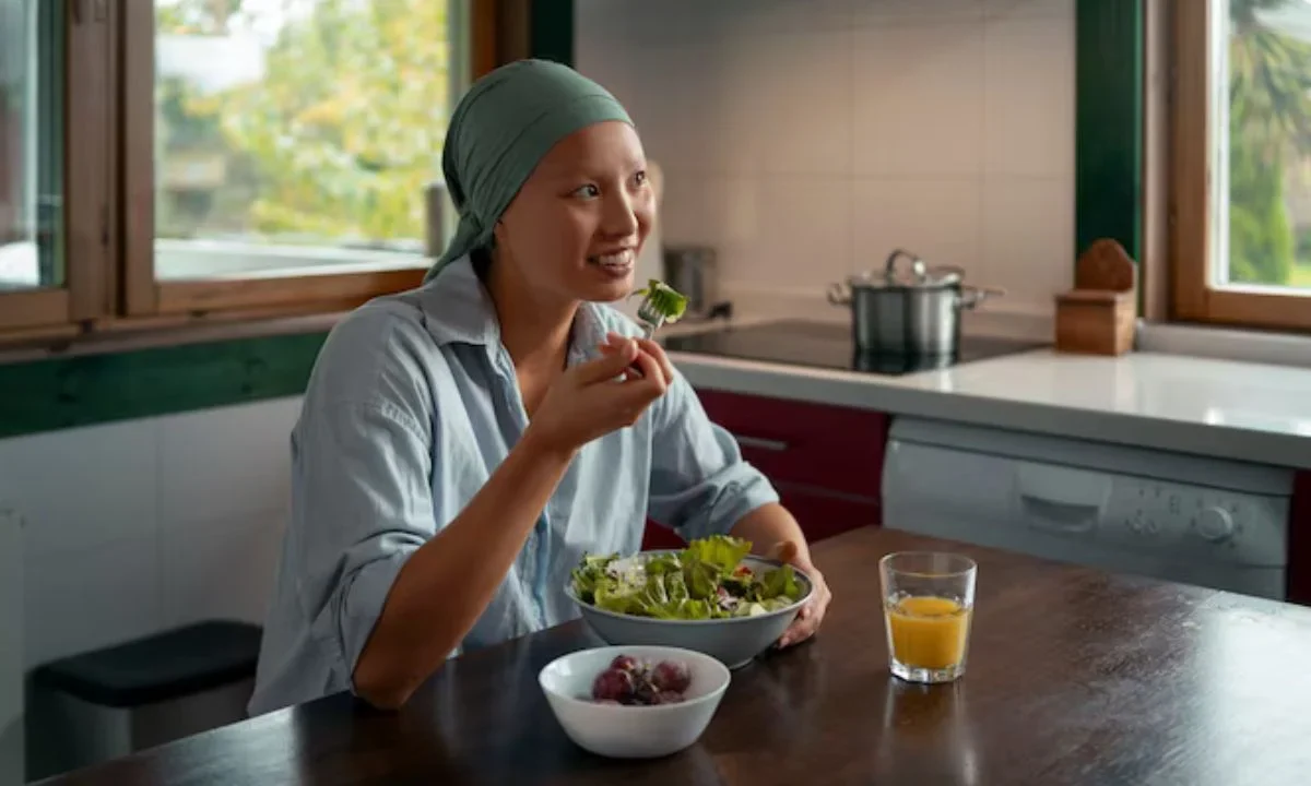 El ISSSTE destacó que una alimentación rica en fibra, frutas y verduras, y baja en grasas saturadas, puede contribuir a reducir el riesgo de desarrollar cáncer.