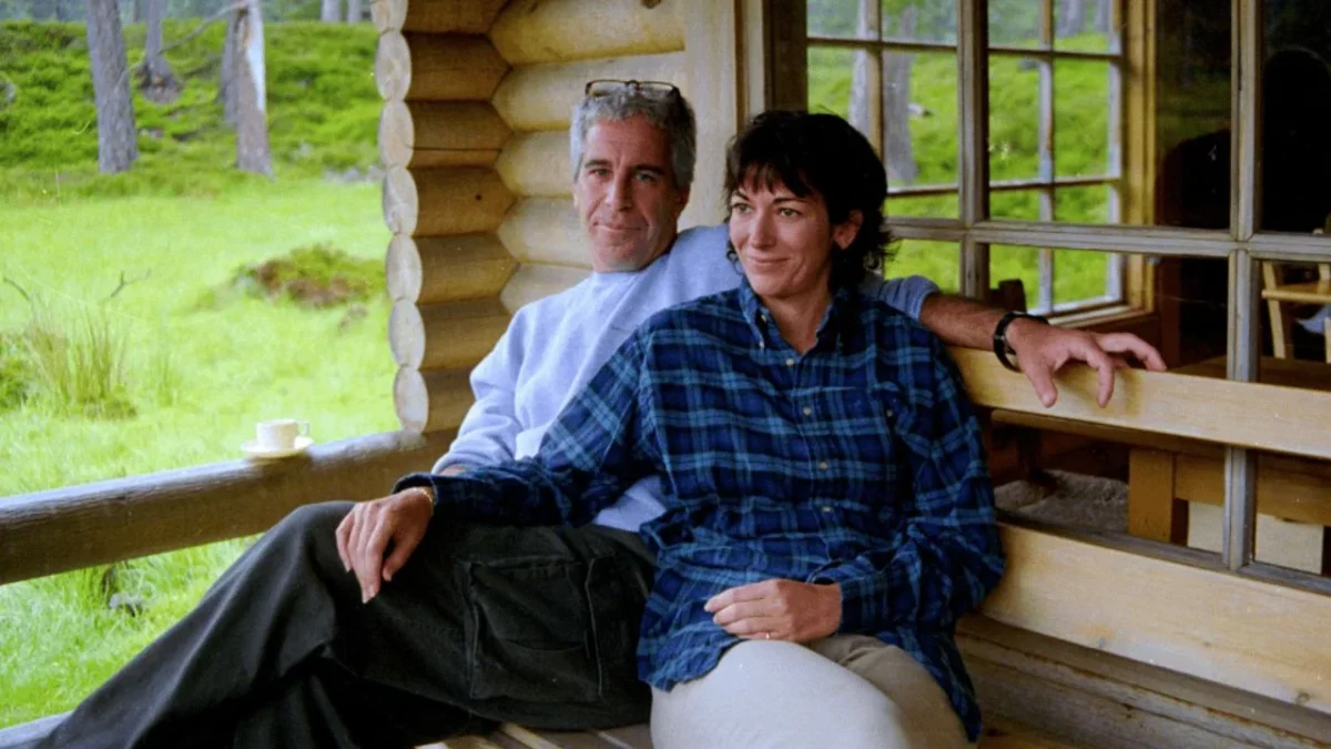 Ghislaine Maxwell, expareja y cómplice de Jeffrey Epstein, actualmente cumple una condena de 20 años en una prisión de Texas.