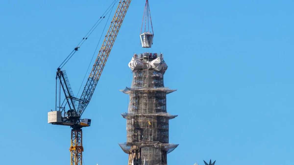 Colocan el brazo superior de la cruz de la torre de Jesucristo de la Sagrada Familia