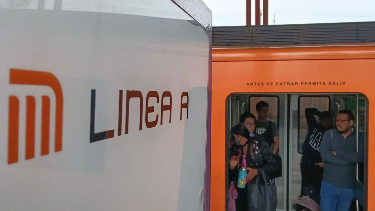 La Línea A del Metro capitalino detuvo sus servicio tras el registro de un variación en el suministro eléctrico, se genera aglomeración.