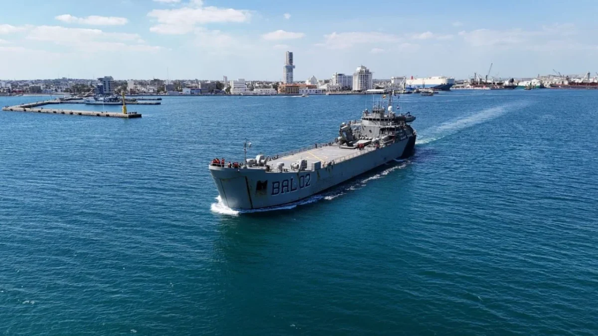 Llegan buques de la Marina con ayuda humanitaria a Cuba