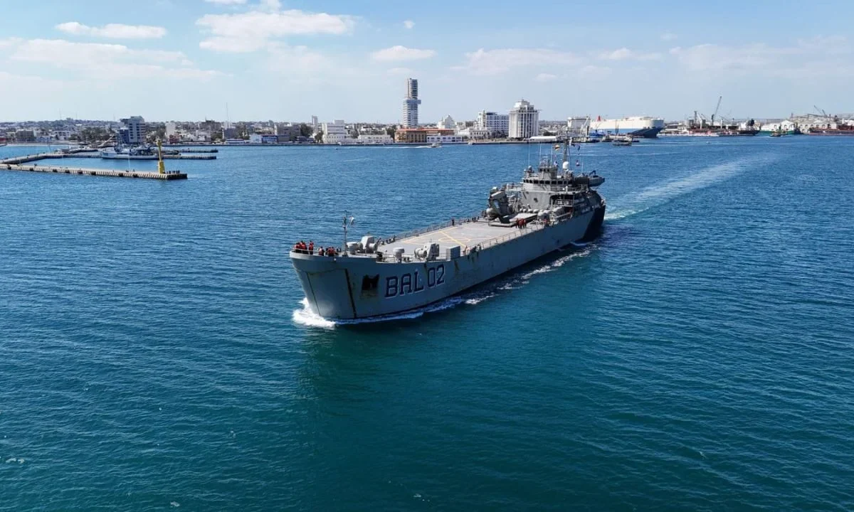 Llegan buques de la Marina con ayuda humanitaria a Cuba
