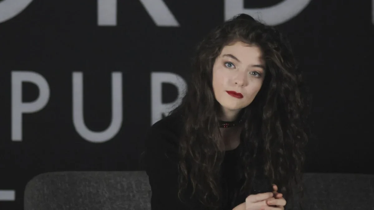 La cantante Lorde donó más de 200 mil dólares en ganancias, por merch en Minneapolis, en apoyo a migrantes y se sumó al 'ICE OUT'.