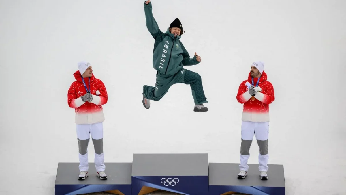 Lucas Pinheiro Braathen celebra tras ganar la medalla de oro en el eslalon gigante, la primera presea olímpica de invierno en la historia de Brasil y Latinoamérica.