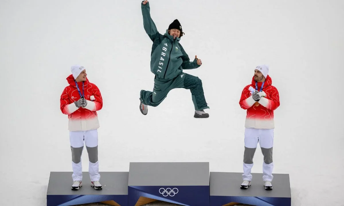 Lucas Pinheiro Braathen celebra tras ganar la medalla de oro en el eslalon gigante, la primera presea olímpica de invierno en la historia de Brasil y Latinoamérica.