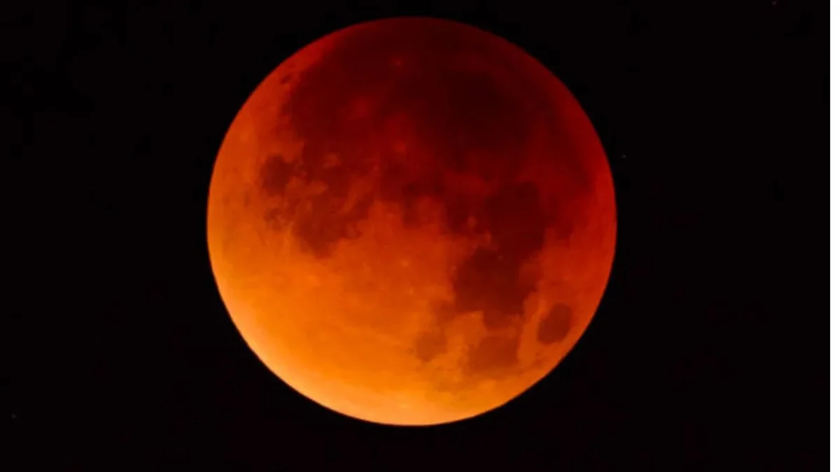 La Luna de sangre es simplemente el nombre popular que se le da a un eclipse lunar total, cuando la Luna adquiere un tono rojizo intenso.