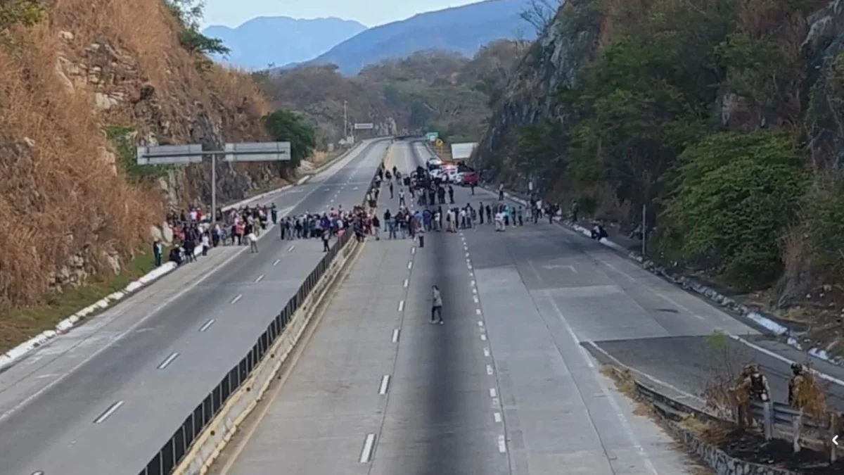 Manifestantes bloquean la Autopista del Sol en Guerreo