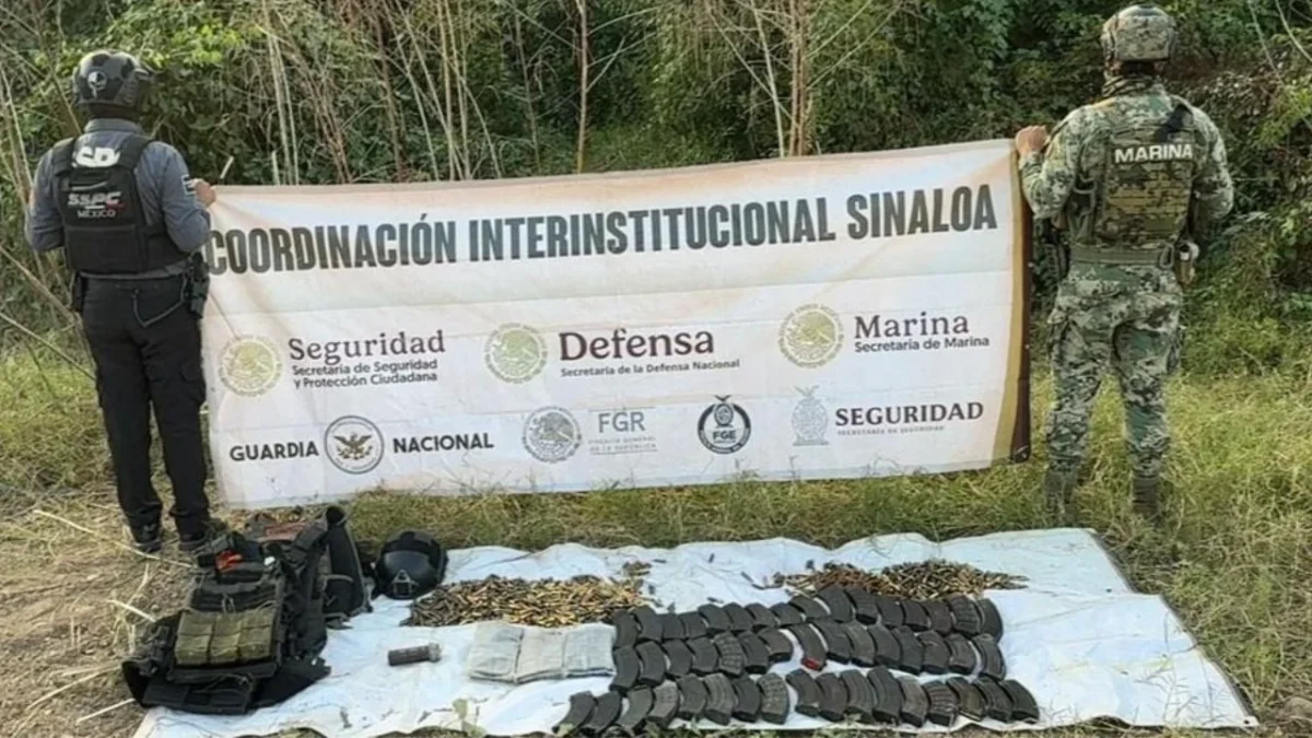 La Secretaría de Marina aseguró un arsenal de municiones y equipo táctico, y desmanteló campamentos de grupos delictivos en Sinaloa.