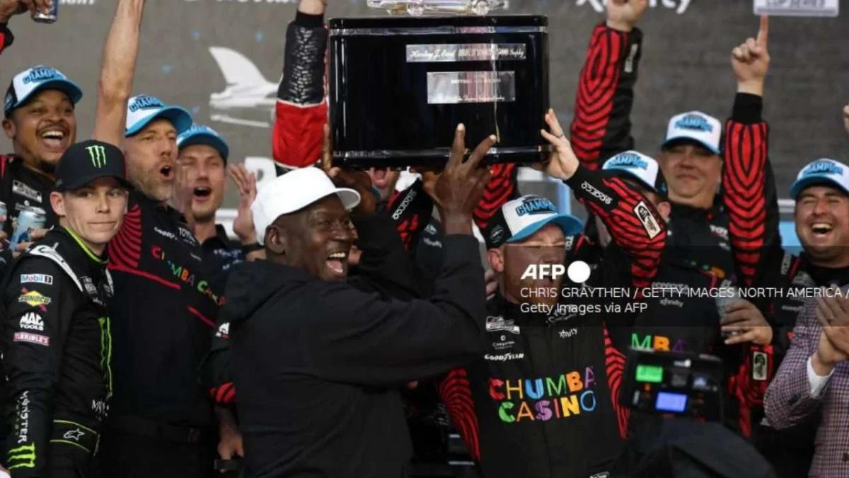 Michael Jordan celebró este domingo el triunfo del equipo del cual es copropietario en la histórica carrera de las 500 Millas de Daytona.