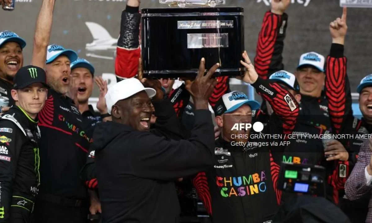 Michael Jordan celebró este domingo el triunfo del equipo del cual es copropietario en la histórica carrera de las 500 Millas de Daytona.
