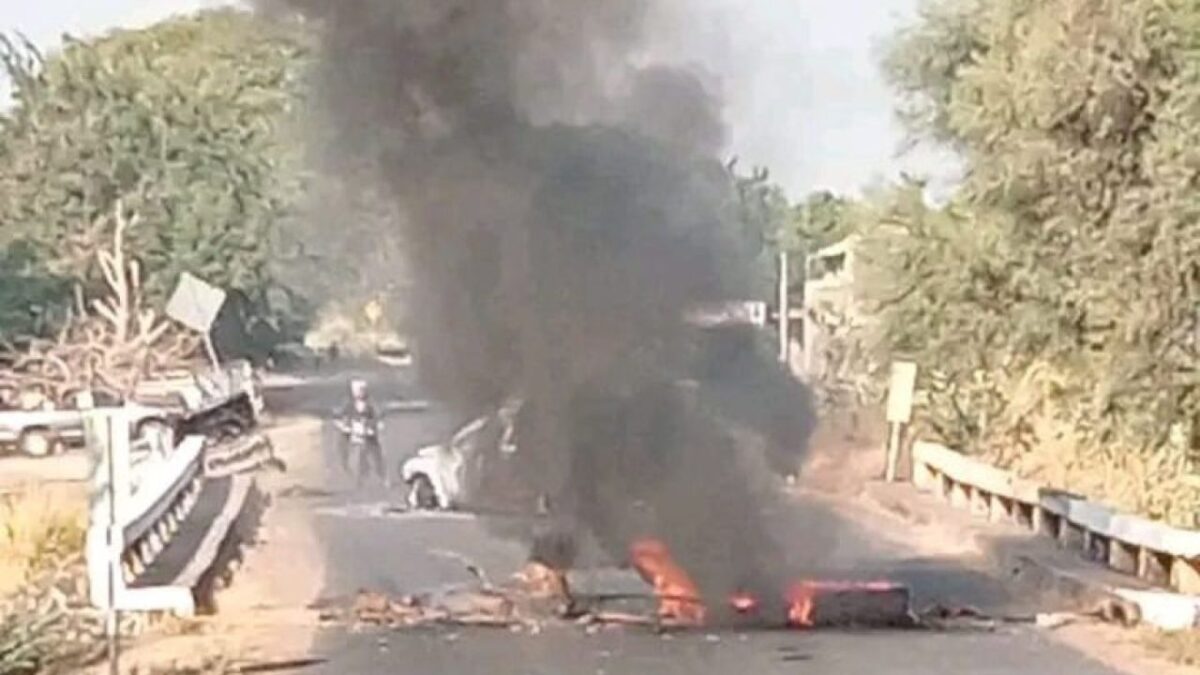 Grupos armados reactivaron los bloqueos y la quema de vehículos en Aguililla y Coalcomán, Michoacán, la mañana de este lunes.