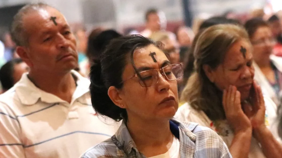 Fieles católicos reciben la cruz de ceniza en la frente durante la misa del Miércoles de Ceniza, inicio del periodo de Cuaresma rumbo a la Semana Santa.