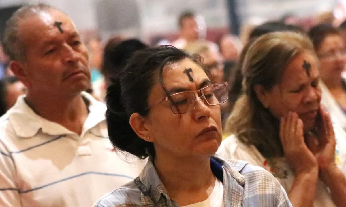 Fieles católicos reciben la cruz de ceniza en la frente durante la misa del Miércoles de Ceniza, inicio del periodo de Cuaresma rumbo a la Semana Santa.