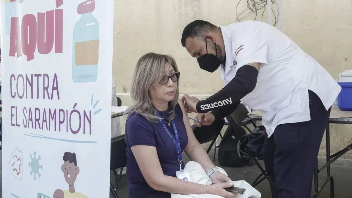 Los 12 nuevos módulos de vacunación contra el sarampión en CDMX darán servicio hasta las 12 de la noche.