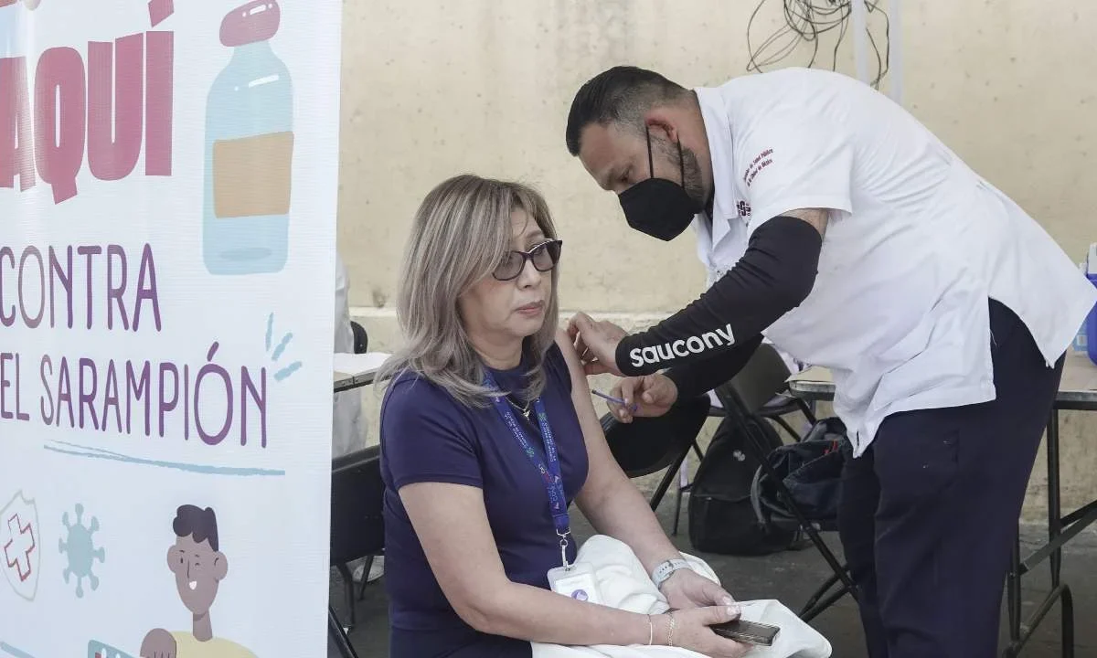 Los 12 nuevos módulos de vacunación contra el sarampión en CDMX darán servicio hasta las 12 de la noche.