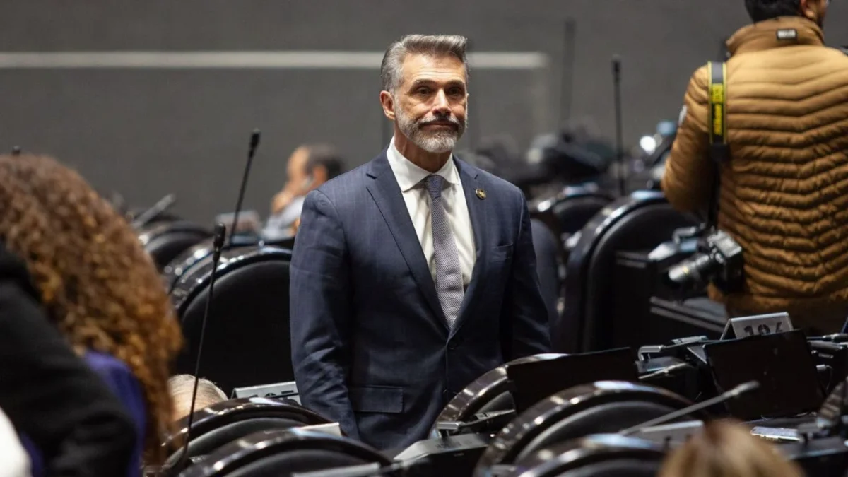 La Comisión Nacional de Honestidad y Justicia de Morena suspendió temporalmente los derechos partidistas del diputado Sergio Mayer.