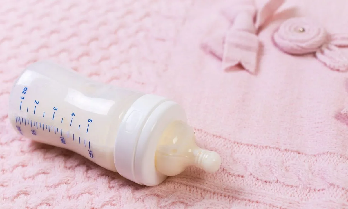 Se registran al menos 14 casos de hospitalizaciones de bebés que pudieron haber consumido la leche de la marca Nestlé contaminada.