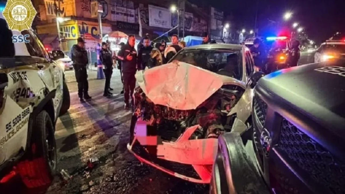 Una mujer de 28 años chocó dos patrullas de la SSC que abanderaban un punto del programa 'Conduce sin Alcohol', conocido como alcoholímetro.
