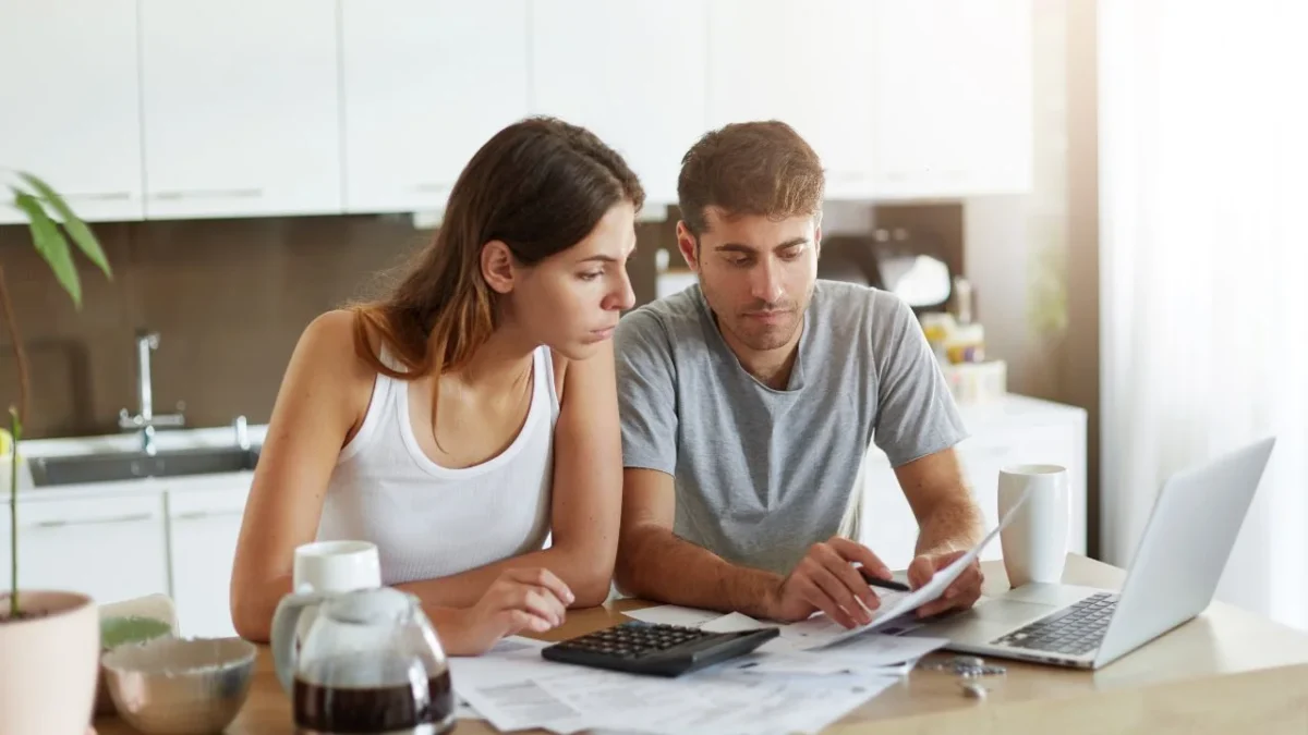 Profeco aconseja plantarse una serie de 8 preguntas, algunas de forma individual y otras en pareja, antes de hablar de dinero.