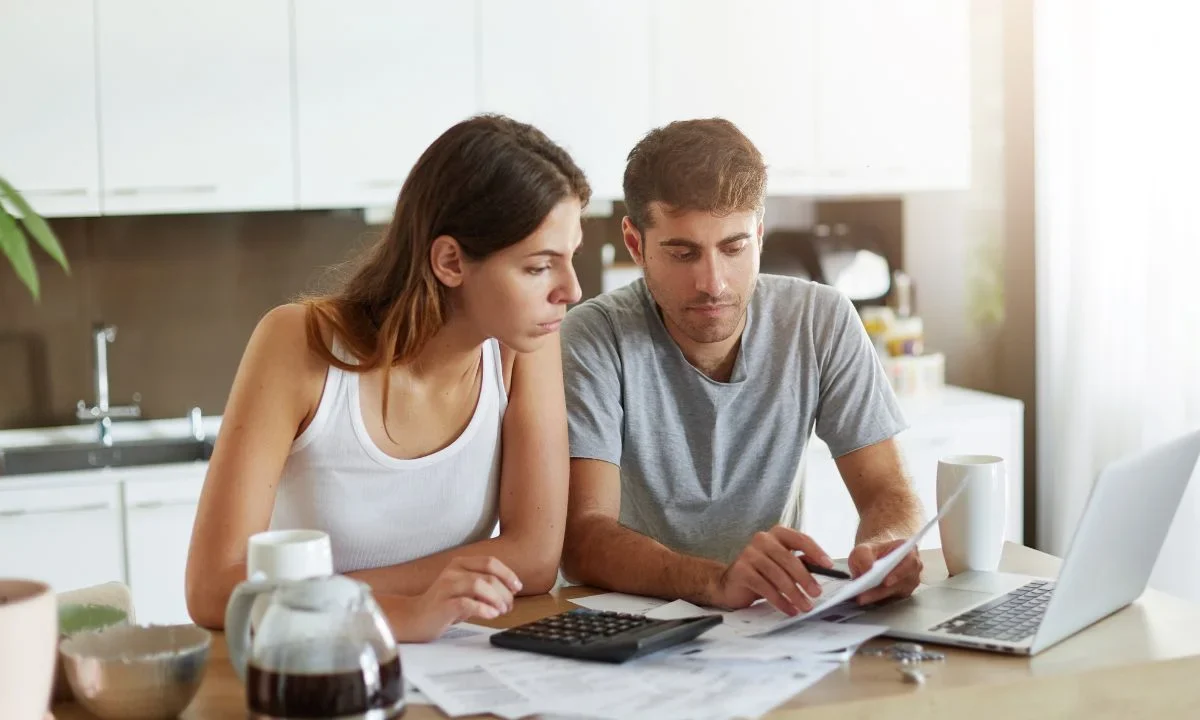 Profeco aconseja plantarse una serie de 8 preguntas, algunas de forma individual y otras en pareja, antes de hablar de dinero.
