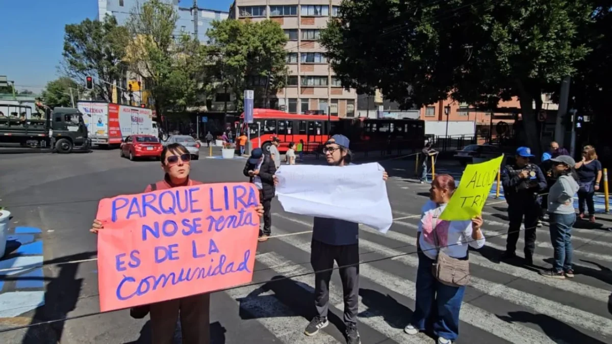 Un grupo de manifestantes realizó un bloqueo vial sobre ambos sentidos de la avenida Parque Lira, en protesta por la planeación de un evento privado.